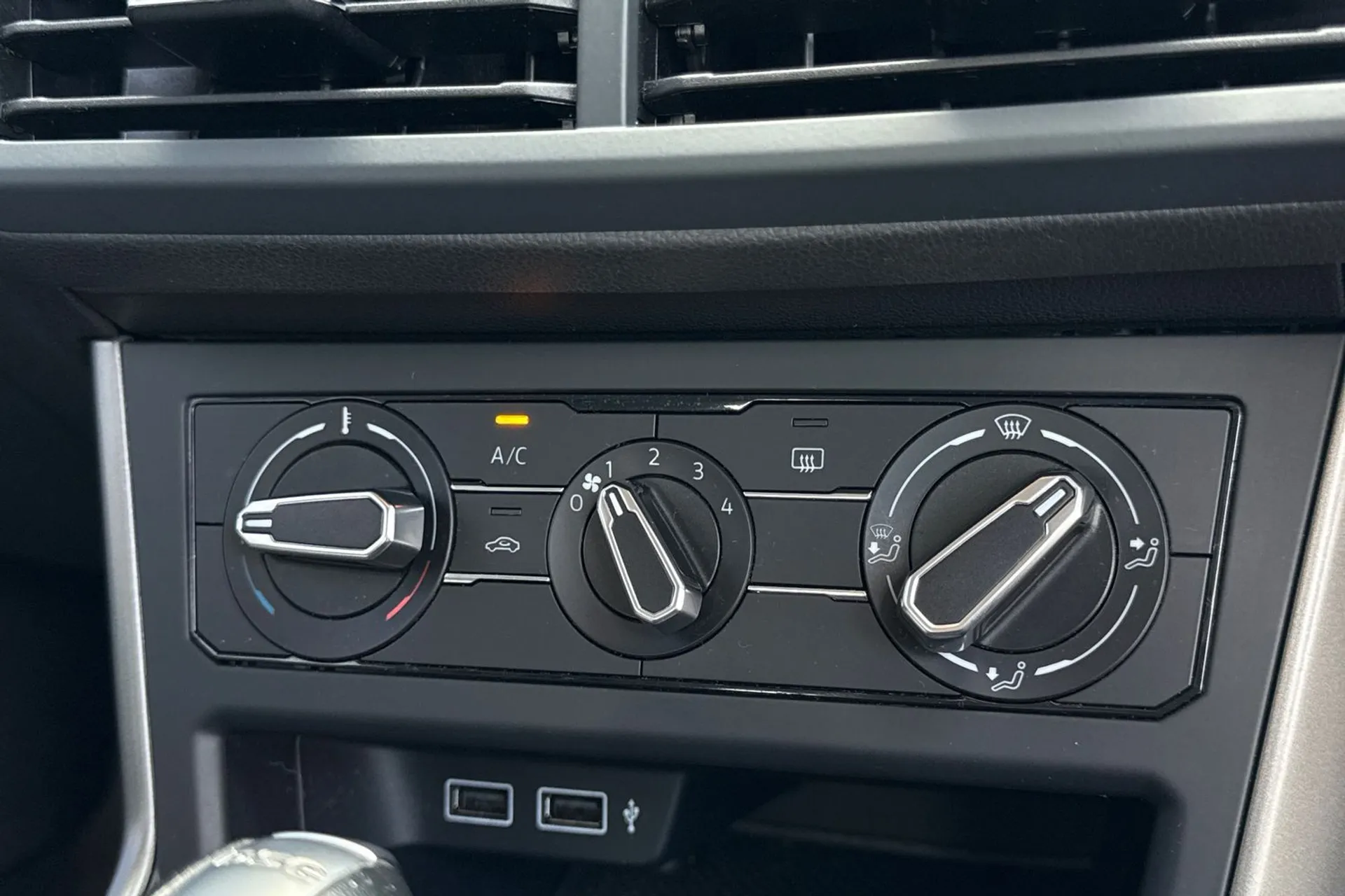 VOLKSWAGEN POLO thumbnail image number 38