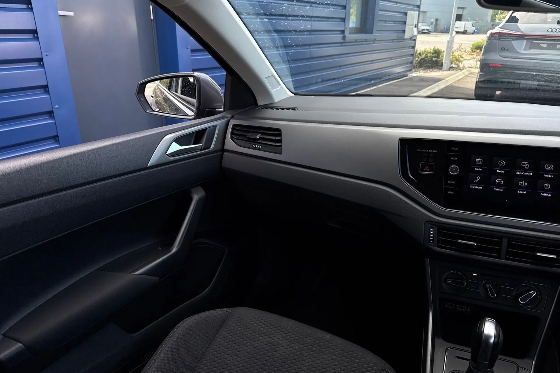 VOLKSWAGEN POLO thumbnail image number 32