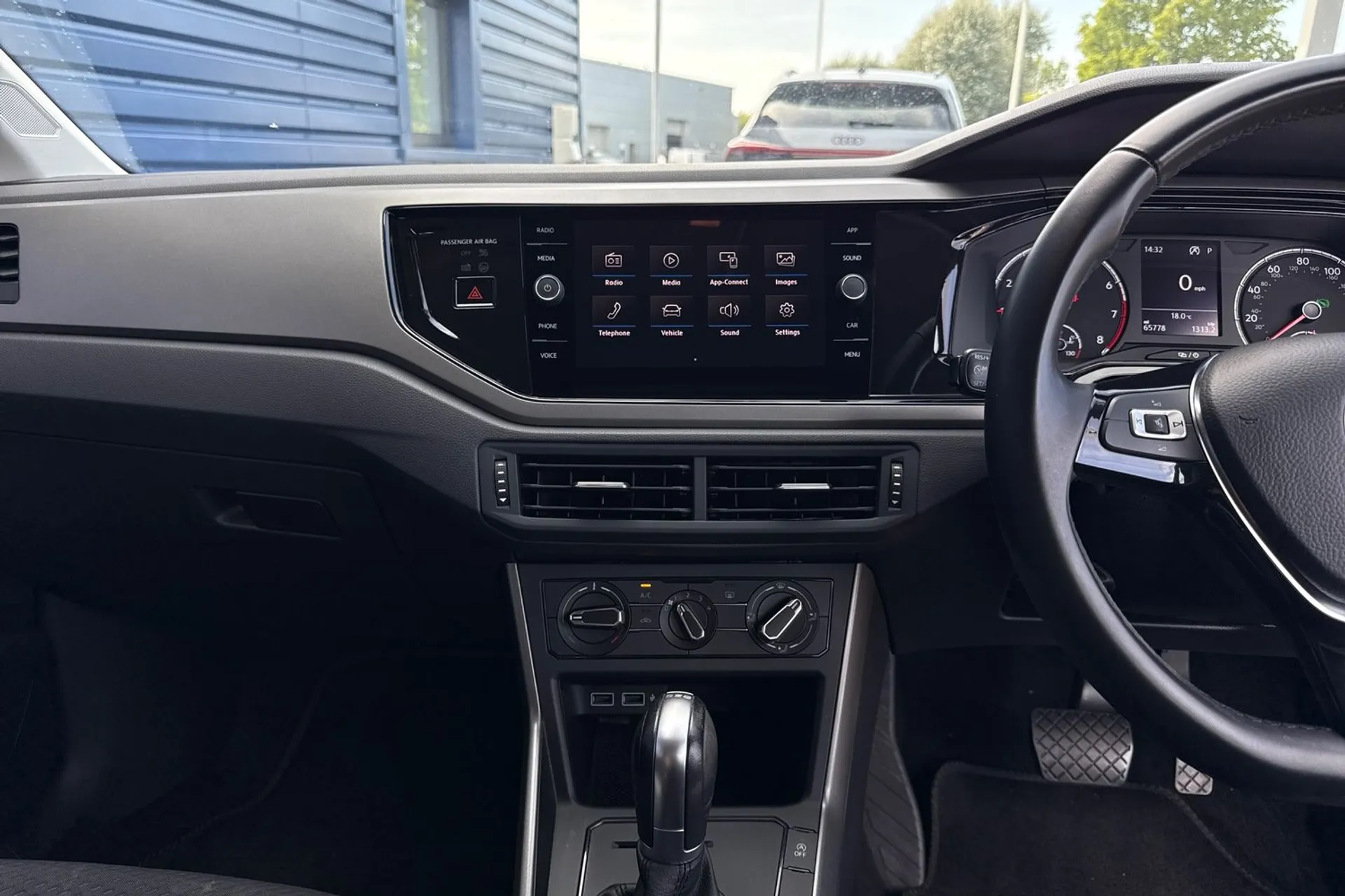 VOLKSWAGEN POLO thumbnail image number 35